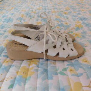 Cobbie Cuddlers White Sandals Size 8 Wide Leather Adjustable Comfort